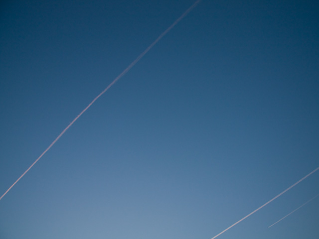 飛行機雲（ひこうきぐも）の写真（フリー素材）