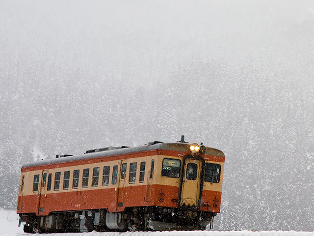 大糸線キハ52と雪の写真（フリー素材）